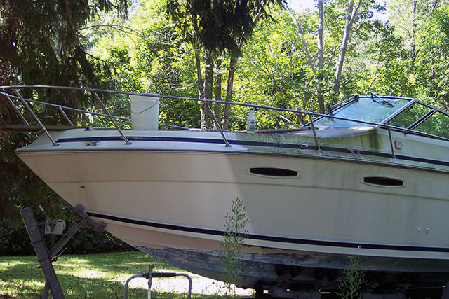 Front part of fiberglass hull is cleaned with Ultra One G5.